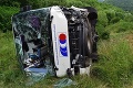 V okrese Žiar nad Hronom sa zrazil autobus s osobným autom: Sedem zranených!