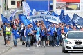 Zamestnanci trnavskej automobilky žiadajú vyššie platy, stovky vyšli na protestný pochod