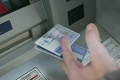 V bratislavskom bankomate našli zabudnuté peniaze: Ak sú vaše, ozvite sa!