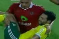 Egyptský futbalista je hitom internetu, na rukách niesol súperovho hráča