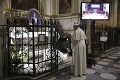 Pápež František pred jednou z najväčších záhad sveta: Pomodlil sa, dotkol sa ho a bez slova odišiel