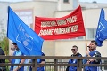 Zamestnanci trnavskej automobilky žiadajú vyššie platy, stovky vyšli na protestný pochod