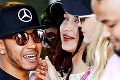 Autá? Sex? Sex v aute? Lewis Hamilton a jeho zbierka „priateliek“ v garáži