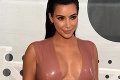 Tehotná Kim v super tesných šatách: Megaprsia ledva natlačila do latexu!