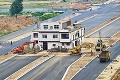 Toto je možné hádam len v Číne: Pri stavbe diaľnice sa vyskytla netradičná prekážka!