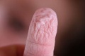 Prečo sa vám na prstoch spravia vrásky, keď sa dlhšie kúpete? Vedci konečne dali odpoveď!