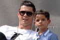 Chudák Ronaldov syn Cristiano junior: O matke mu klamú, len sa tak práši!