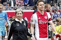 To je nápad ku Dňu matiek! Futbalisti Ajaxu nastúpili na zápas so svojimi mamami