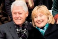 Všetko pre podporu manželky: Bývalý americký prezident Clinton si najnovšie sype popol na hlavu!