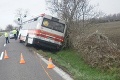 Pri Hanušovciach nad Topľou havaroval autobus plný detí!