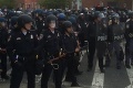 Nepokoje v americkom meste Baltimore sa stupňujú: Vzbúrenci po policajtoch hádžu kamene a fľaše