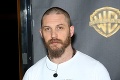 Tom Hardy sa po filme To bude boj drasticky zmenil: Sexi herec maskuje to, čo je na ňom najkrajšie!