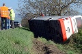 Na východnom Slovensku sa prevrátil autobus, dvanásť  cestujúcich je zranených