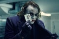 Tento herec stvárni nového Jokera: Bude lepší ako legendárny Heath Ledger?