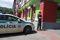 Policajti na celom Slovensku hľadajú bombu v pobočkách banky