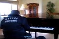 Muž sa vydal za zvukom klavíra: Keď zistil, kto na ňom hrá, ostal v šoku