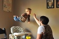 Kreativita rodičov nepozná hraníc: Lietajúci chlapček sa stal hitom internetu!