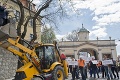 Rušno pred NR SR: Hlina priviedol bager a 50 nahnevaných živnostníkov