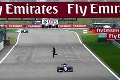 Incident na tréningu Veľkej ceny Číny F1: Blázon bežal cez trať, lebo si chcel zajazdiť!