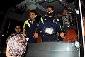 Šialenstvo v Turecku: Na autobus futbalistov Fenerbahce sa strieľalo!