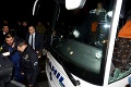 Šialenstvo v Turecku: Na autobus futbalistov Fenerbahce sa strieľalo!