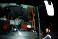 Šialenstvo v Turecku: Na autobus futbalistov Fenerbahce sa strieľalo!