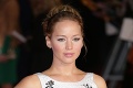 Fascinujúce dielo kolumbijského umelca: Portrét Jennifer Lawrence z 9 658 arašidov skladal pol roka!