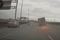 V Rusku by ste šoférovať nechceli: Dodávka sa rozpadla na ceste!