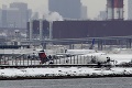 Poplach v New Yorku: Havarovalo lietadlo so 130 ľuďmi, letisko uzavreli