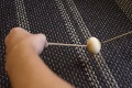 Perfektný trik: Japonec prišiel na to, ako bez porušenia vajíčka vymeniť bielok so žĺtkom!