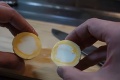 Perfektný trik: Japonec prišiel na to, ako bez porušenia vajíčka vymeniť bielok so žĺtkom!