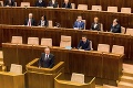 Kiska prvýkrát v parlamente: Pridal sa k demonštrantom, vláda ho odignorovala!