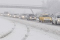 Husté sneženie sa presunulo na východ Slovenska: Sneh a popadané stromy robia prekážky na cestách