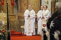 Biskupi vyzývajú na referendum listom, v uliciach kontroverzné bilbordy: Kto zneužíva pápeža na kampaň?!