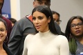 Kim Kardashian dokáže byť sexi aj v roláku: Provokuje dokonalým poprsím!