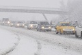 Sneženie spôsobuje chaos: V Alpách uviazlo 15 000 áut, v Británii je bez elektriny 100 000 domácností!