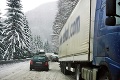 Cestári upozorňujú: POZOR na silný vietor a zľadovatený sneh!