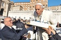František oslávil narodeniny vo Vatikáne: Na torte pre pápeža sa dohodli cez Facebook!