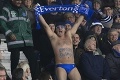 Nezmýlil sa? Fanúšik Evertonu prišiel na futbal naozaj v čudnom outfite
