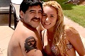 Maradona má problém ukojiť svoju sexi priateľku: Do pozoru ho dostanú len 4 viagry denne!