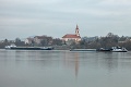Na Dunaji pri Štúrove sa potápala nákladná loď s holandskou vlajkou