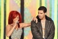 Bitka dvoch raperov: Chris Brown a Drake rozmlátili bar kvôli Rihanne
