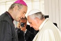 Vatikán upravuje spôsob odvolávania biskupov: Pápež mení pre Bezáka pravidlá!