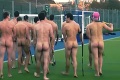 Pozemní hokejisti odhodili zábrany: Vyzliekli sa a zahrali si úplne nahí