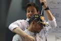 Suchá oslava nového šampióna F1: Hamilton zapíjal titul džúsom