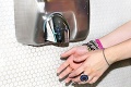 Pozor na sušiče rúk na verejných toaletách! Môžu byť smrteľné nebezpečné