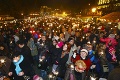 Tradičné vianočné trhy v Bratislave odštartovali: Námestie rozžiarilo 2 222 prskaviek!