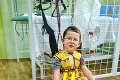 Ťažko chorý Dominik robí vďaka rehabilitácii veľké pokroky: Už stojí na nohách, pomôžme mu kráčať!