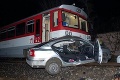 Nehoda na železničnom priecestí: Deti z auta vytiahli cestujúci!