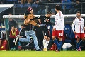 Fanúšik-provokatér: Hviezda Bayernu Mníchov dostala šálom cez oči!